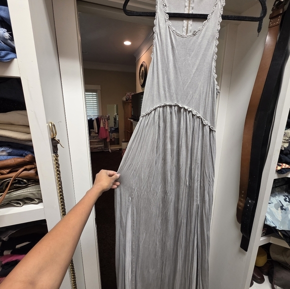 Elegant Gray Sleeveless Dress - Picture 3 of 3
